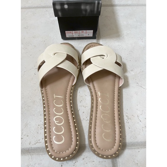 Woman’s Flip Flops - Picture 2 of 5